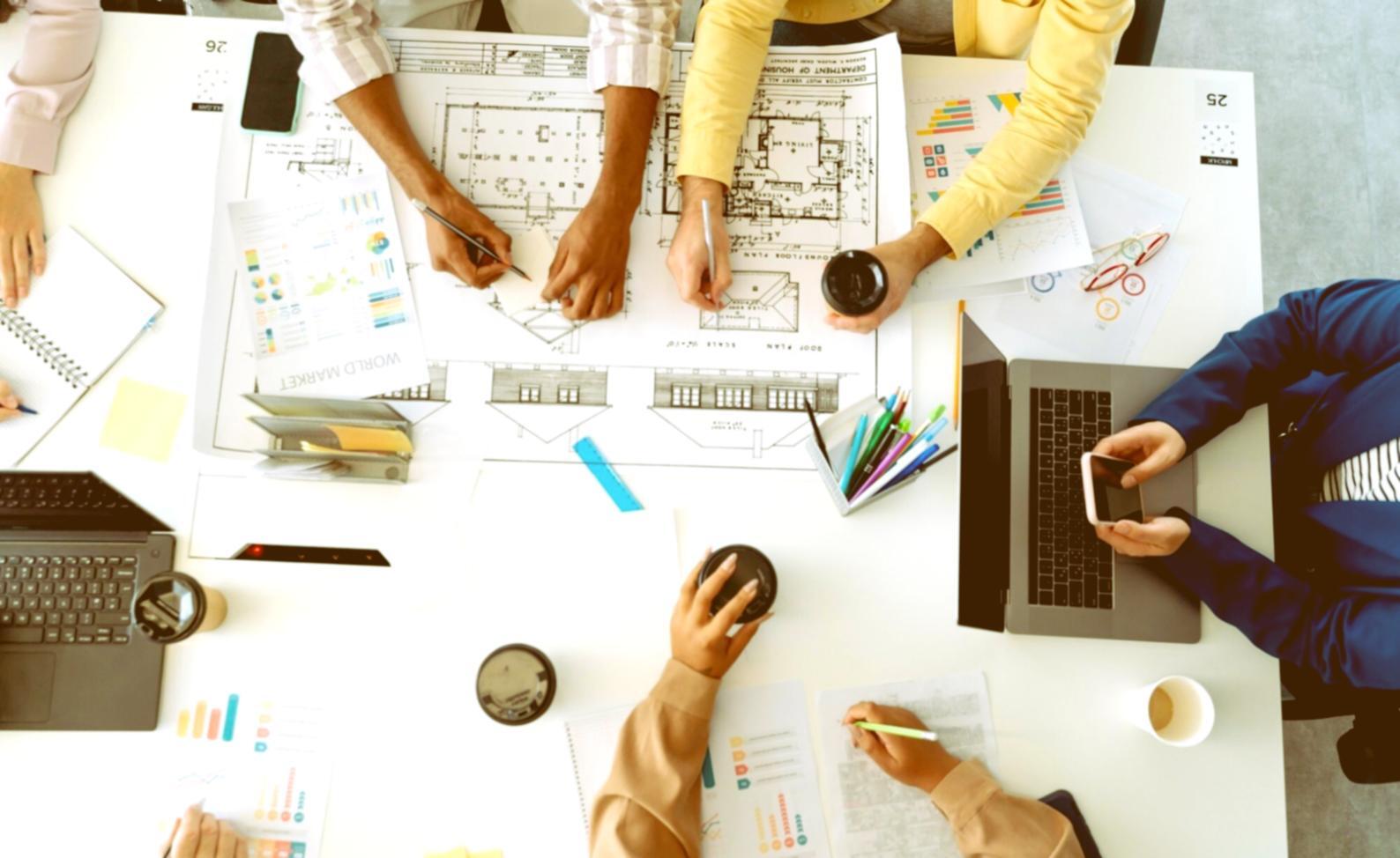 Análisis técnico de auditoría SEO en pantalla mostrando métricas de rendimiento